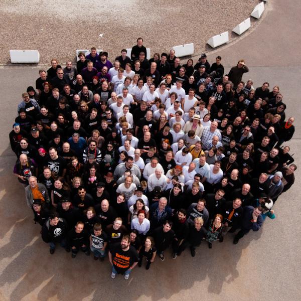 Datei:PiratenzeigenGesichtinnen Gruppenbild.jpg