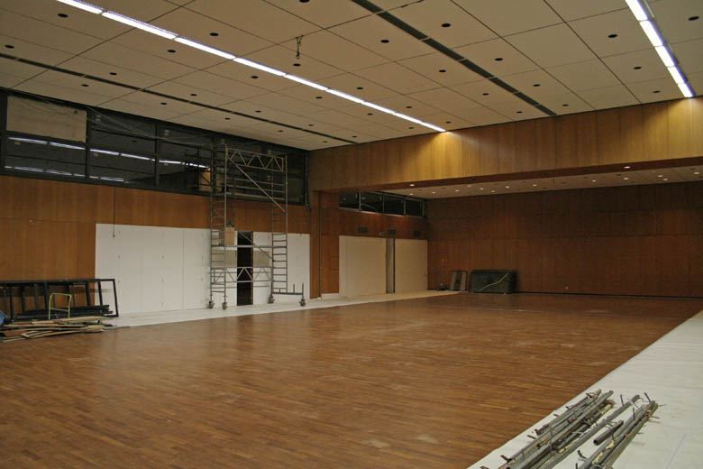 Gallushalle Grünberg Saal gesamt Blick von vorne rechts.jpg