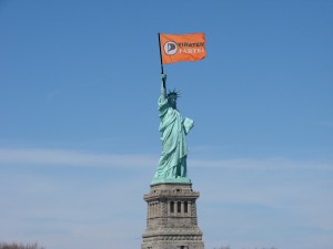 Freiheitsstatue mit Piratenflagge.jpg