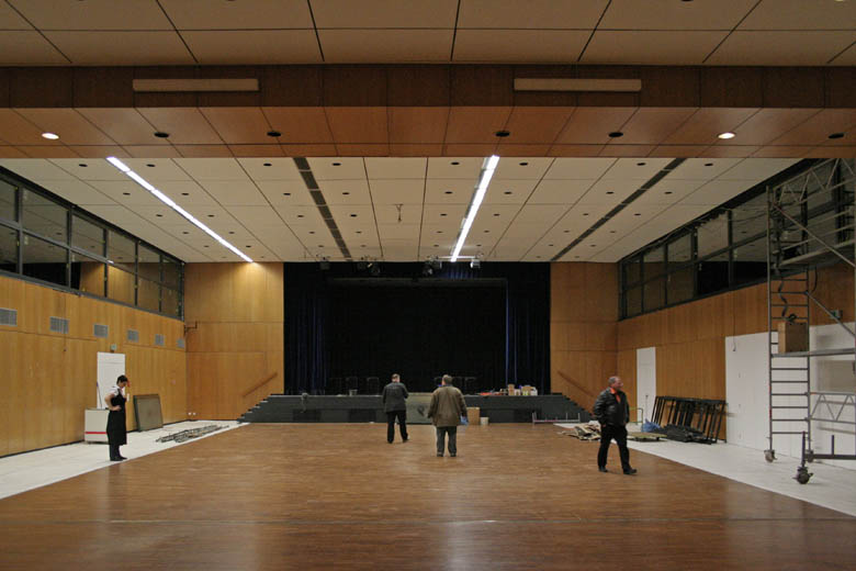 Gallushalle Grünberg Saal gesamt Blick auf Bühne zentral.jpg