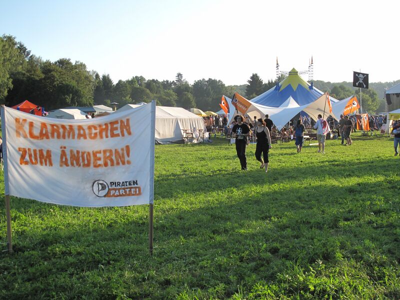 Datei:ZeltmitPlakatUmsonstDraussen2009.jpg