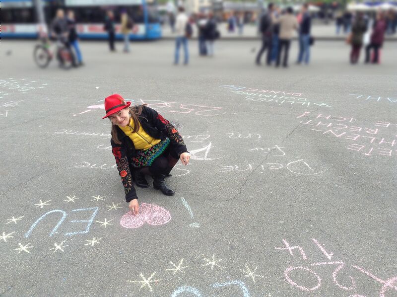 Datei:2014-Kassel-AnkeBeimKreidezeichnenA.jpg