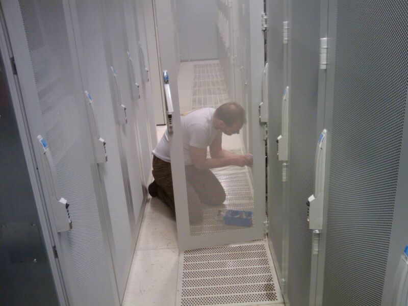 Datei:Serverraum-2010-03-19 01.02.17.jpg