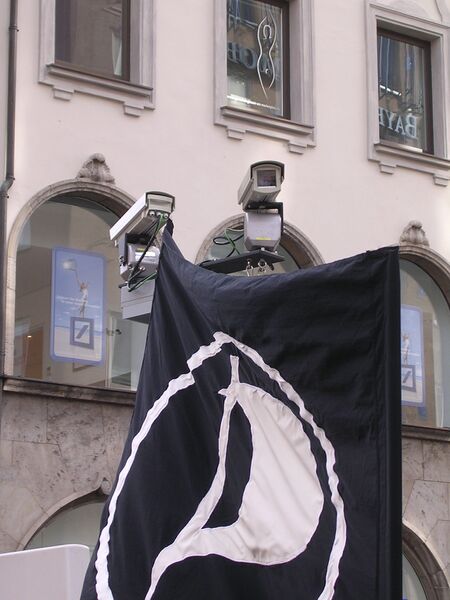 Datei:Piratenflagge vor kameras.jpg