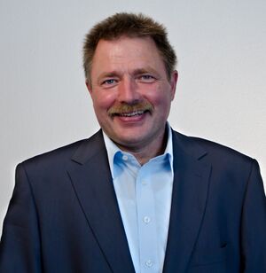 Zur Abwechslung mal im Anzug, aber immer noch ohne Krawatte