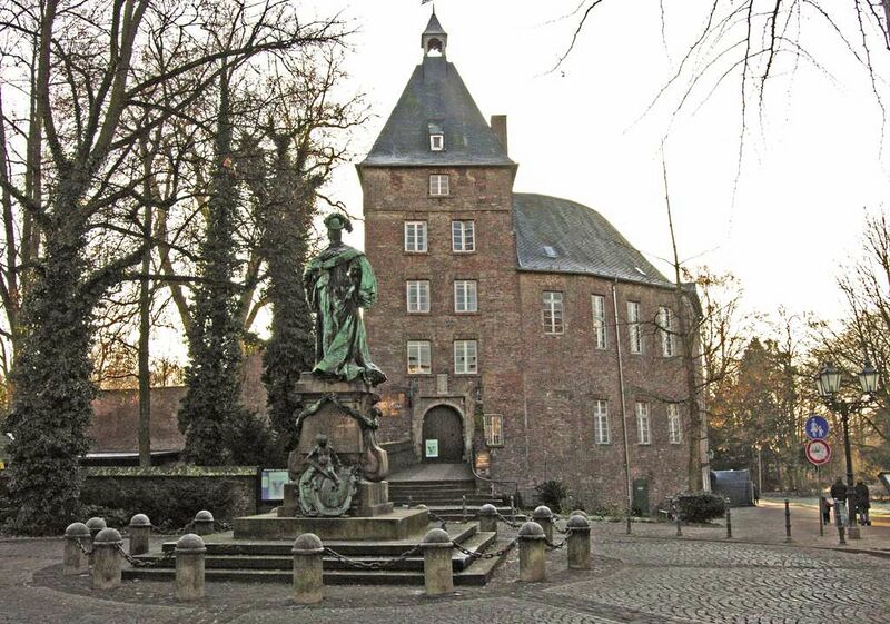Datei:Moers schloss 211204.jpg