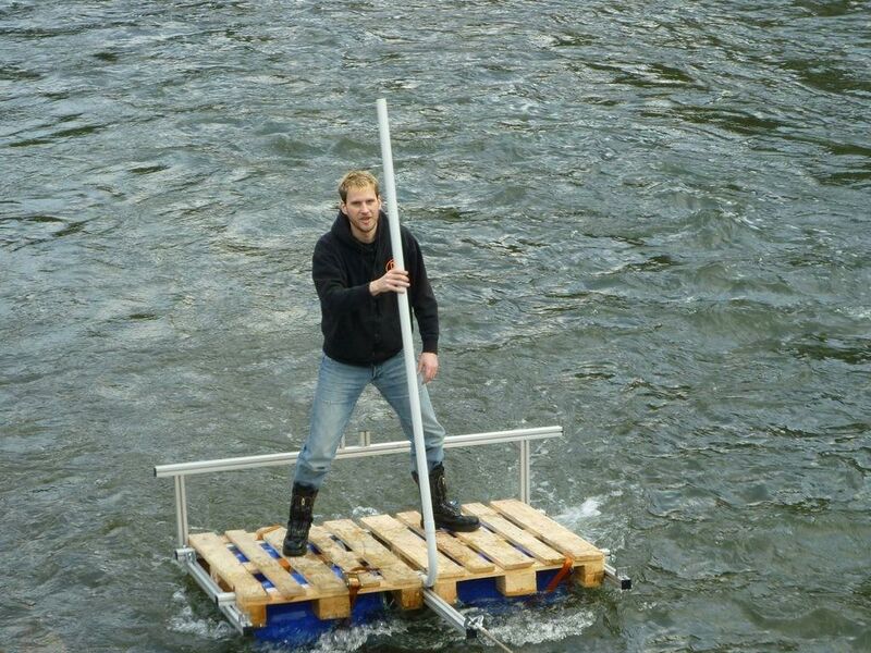 Datei:Piratenfloß halb Testfahrt stroemug.JPG