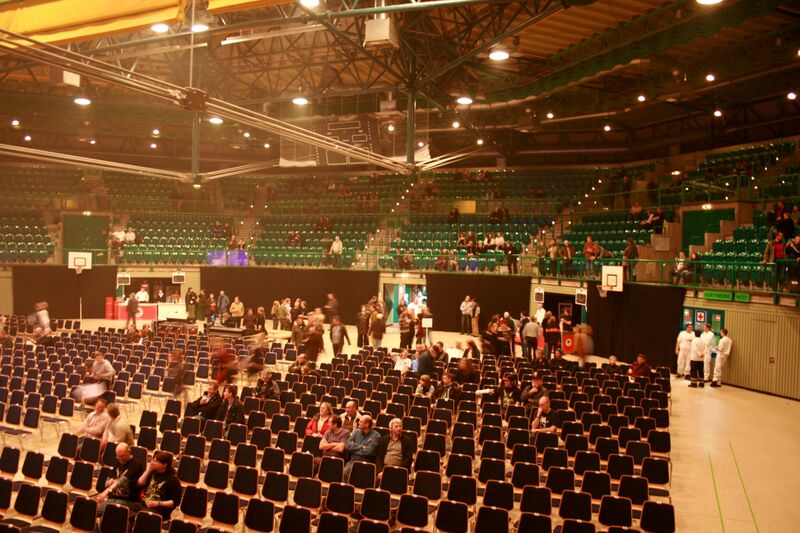 Datei:Unihalle-wuppertal-innenraum2.jpg