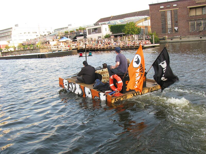 Datei:FlossEntertBadeschiff.JPG
