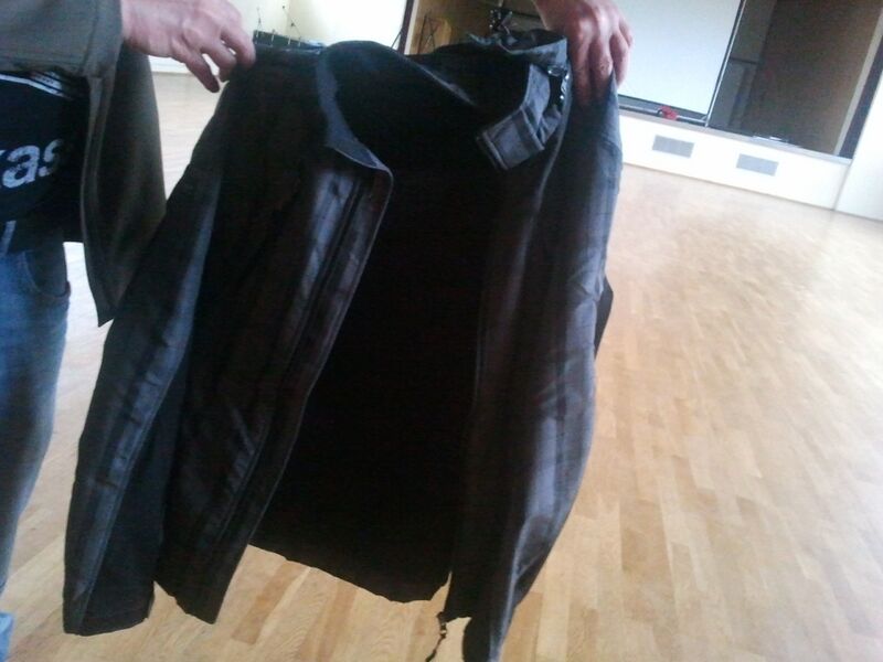 Datei:Graue Jacke.jpg