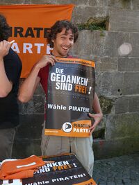 Infostand-Tuebingen-2009-07-28-Pirat-mit-Plakat.jpg