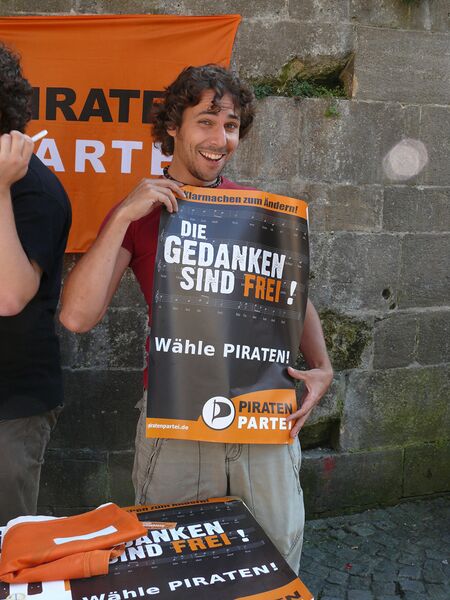 Datei:Infostand-Tuebingen-2009-07-28-Pirat-mit-Plakat.jpg