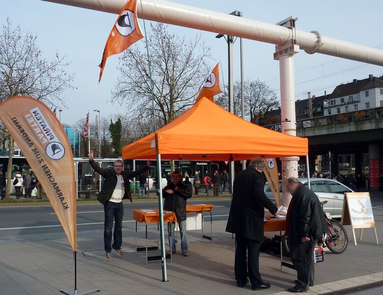 Datei:Duesseldorf Infostand20100317.jpg
