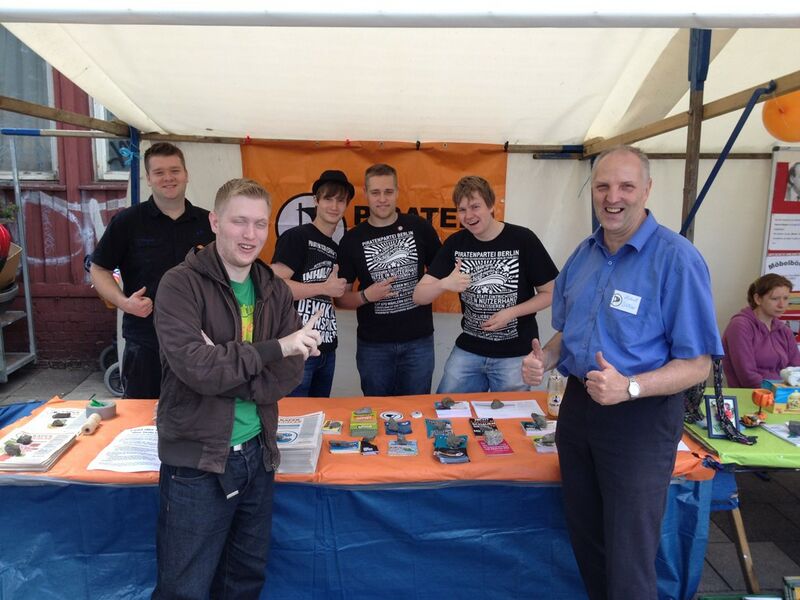 Datei:Infostand Piraten 09.06.jpeg