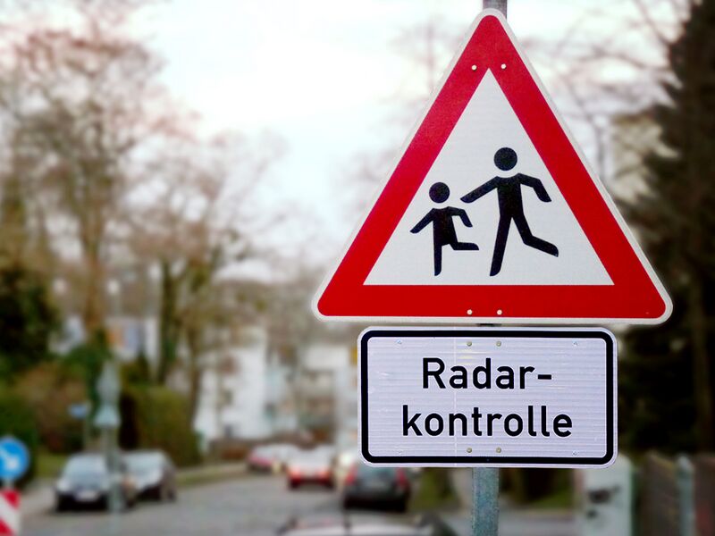 Datei:Radarwarnschild-cc-by-michamo.jpg