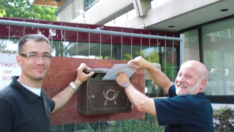 Datei:12-09-02 Einwurf Bürgerantrag OG Bornheim.jpg