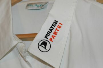 PirateStick Logo Hemdkragengröße