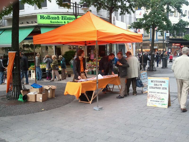 Datei:Infostand Wuppertal §108e 18.09.2010.jpg