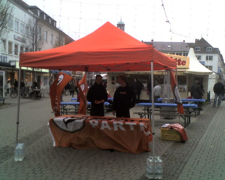 Datei:2010-11-06 Infostand DA.jpg