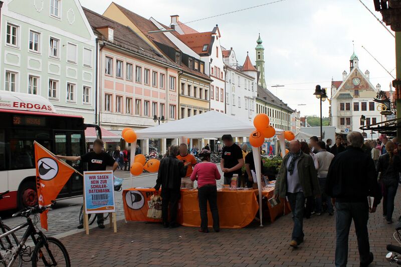 Datei:Infostand 22-5-2010 Freising-2.jpg