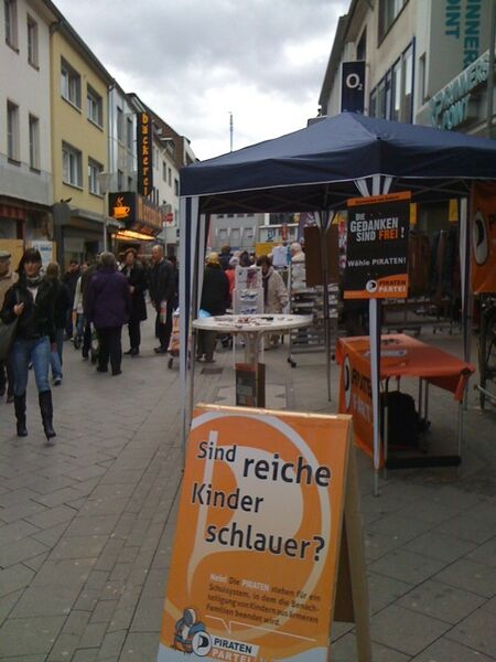 Datei:Infostand Düren 03-04-10.jpg