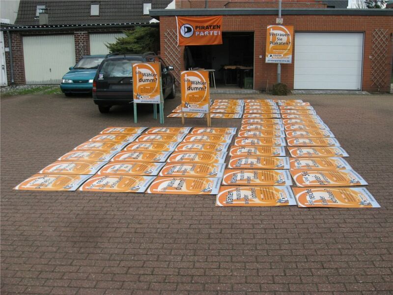 Datei:PlakateKlebenWeeze01x.JPG