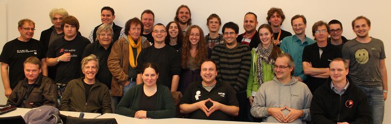 Datei:Piraten-Stuttgart-Mitgliederversammlung-03-Gruppenfoto-2012-10-09-Cut.jpg