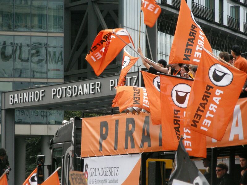 Datei:FSA2009 Piratentruck Potsdamer Platz.jpg