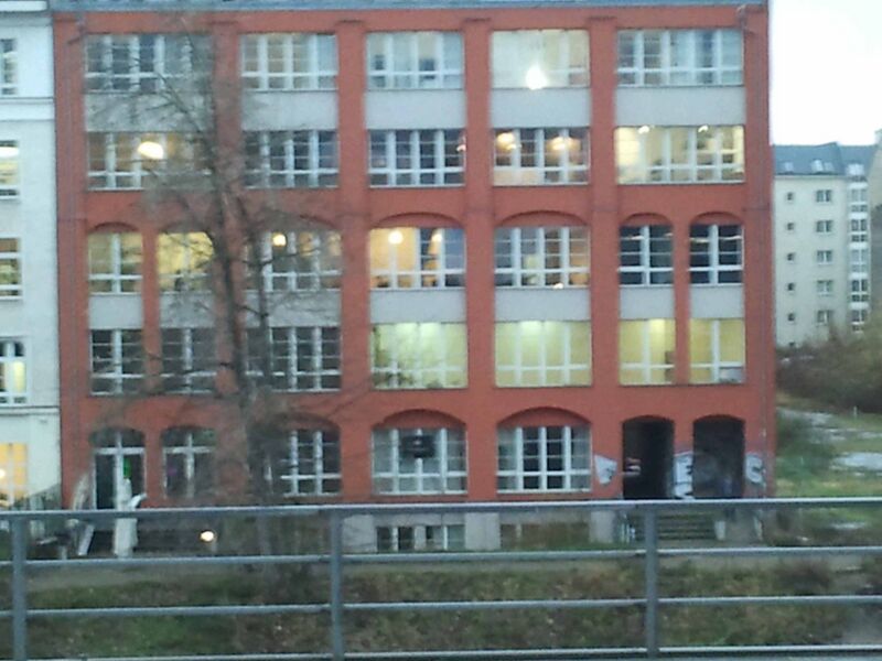 Datei:C-base von S-Bahn Janowitzbrücke.jpg