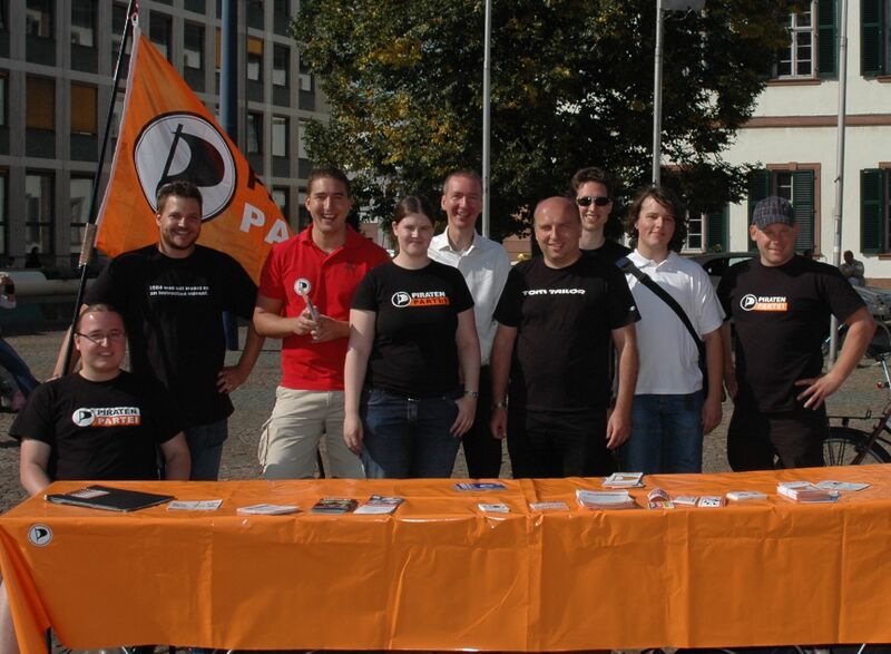 Datei:Piraten infostand 12.09. DA.jpg