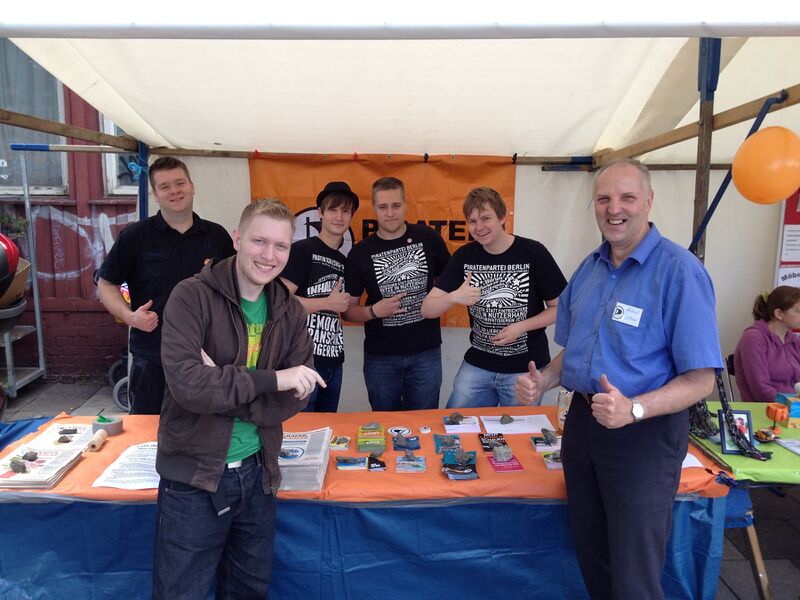 2012-06-09 Infotisch-Piraten-Treptow-Köpenick-Demokratiefest-Berlin-Schöneweide JanHemme.jpg