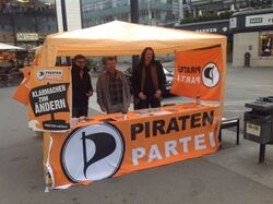 Stand in Waiblingen mit Volker und Robert, jetzt noch zusätzlich mit Kadeg (30.4.2012)