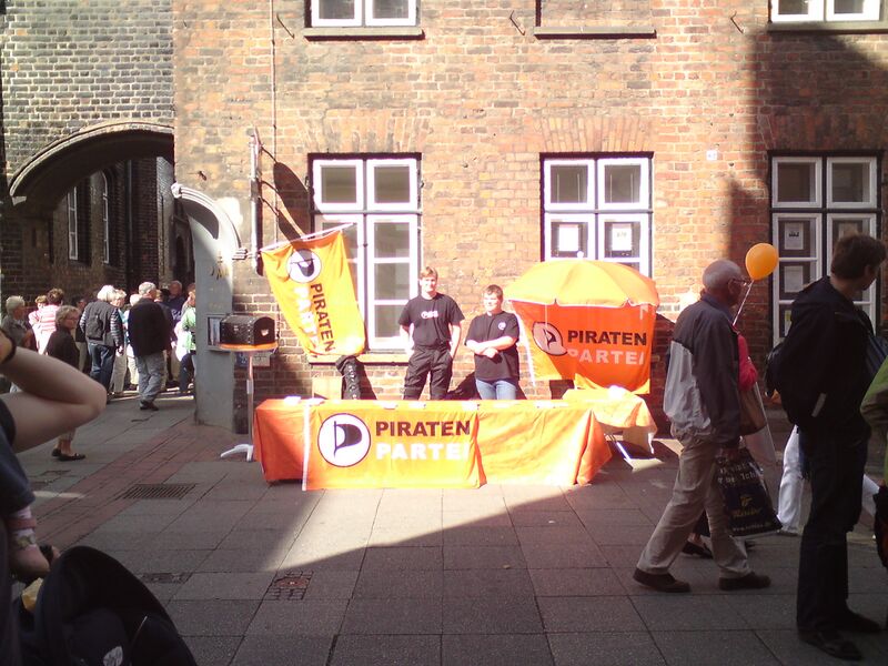 Datei:Infostand Lübeck 2009-08-29.jpg