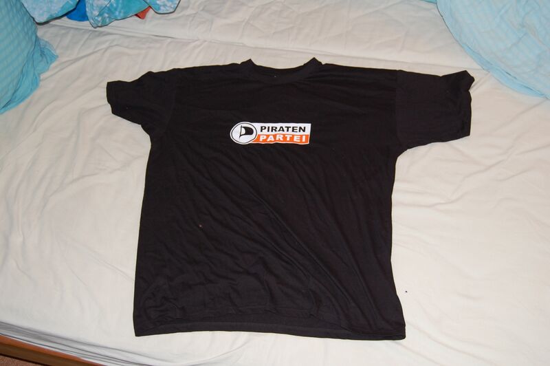 Datei:Vorderseite T-Shirtsgue.JPG