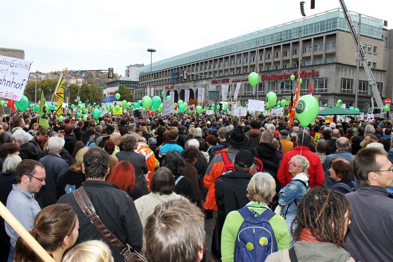 Datei:Kundgebung vielemenschen.jpg