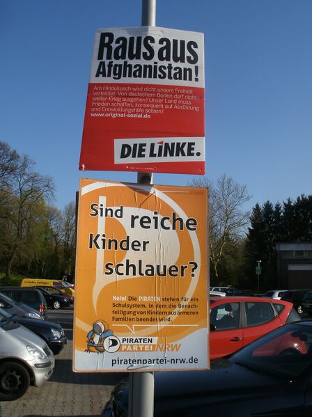 Datei:Plakat auf Schulparkplatz.jpg