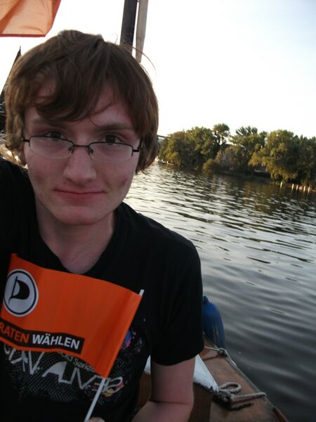 Datei:Questionatic auf der Spree.jpg