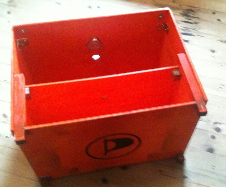 Datei:PIRATEN-NestBOXoben.jpg
