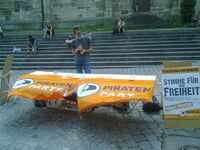 Infostand-Tuebingen-2009-08-08-Wind.jpg
