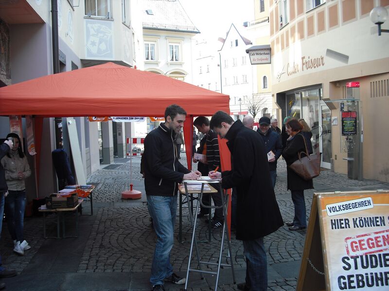 Datei:Infostand Kaufbeuren 03 12-102.jpg