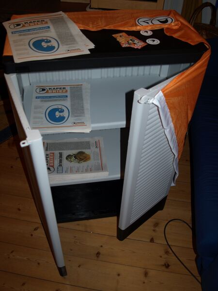 Datei:Kunststoffschrank als Stand2.jpg