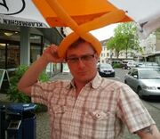 Leibowitz am infostand.jpg