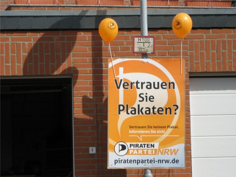 Datei:PlakateKlebenWeeze02x.JPG