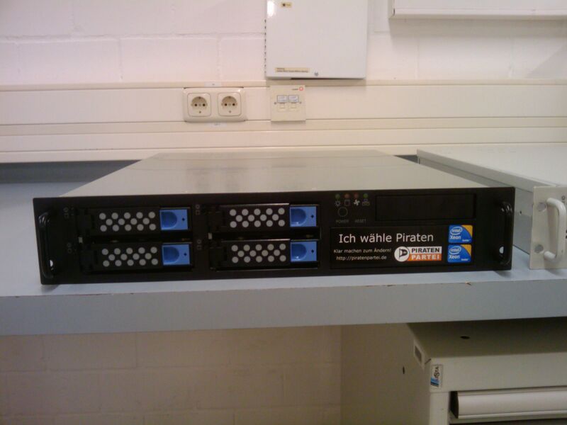 Datei:Schnittchen-im-Vorbereitungsraum-2010-03-19 00.06.07.jpg