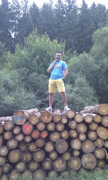 Datei:120829 Andre auf den Baumstaemmen.jpg