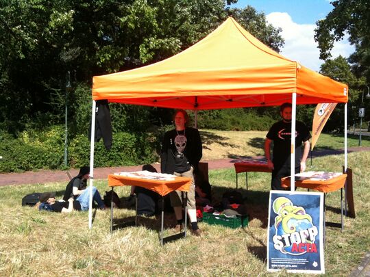 Piraten-Infostand bei Sonnenschein