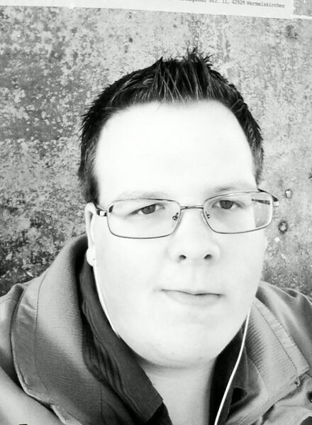 Datei:FloLoe Bild.jpg