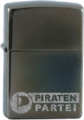Zippo-Entwurf Logo hochkant auf schwarz (Fake).png