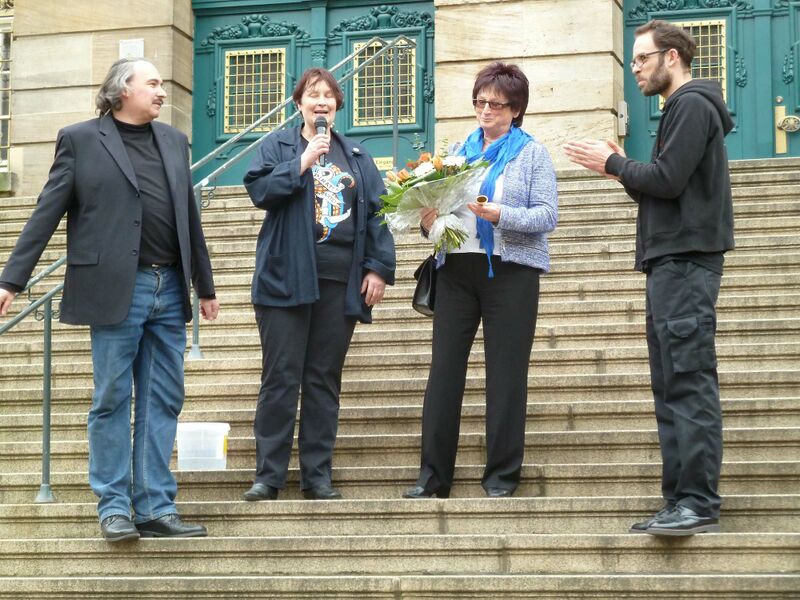 Datei:2014-Kassel-NebelhornUeberreichung med.jpg