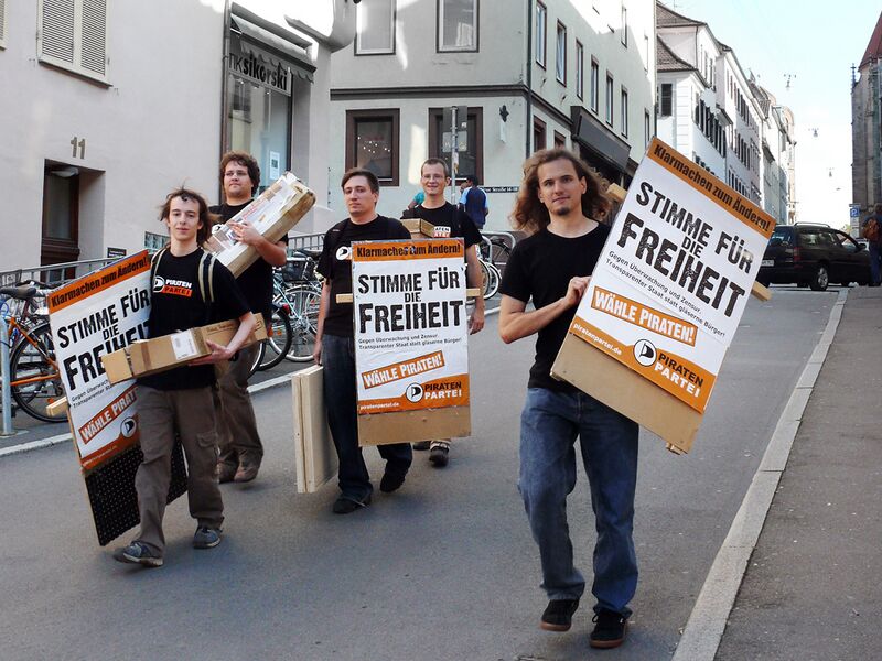 Datei:Infostand-Tuebingen-2009-07-28-Piraten-Rueckweg.jpg